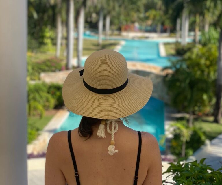 Woman-Sunhat-768x641